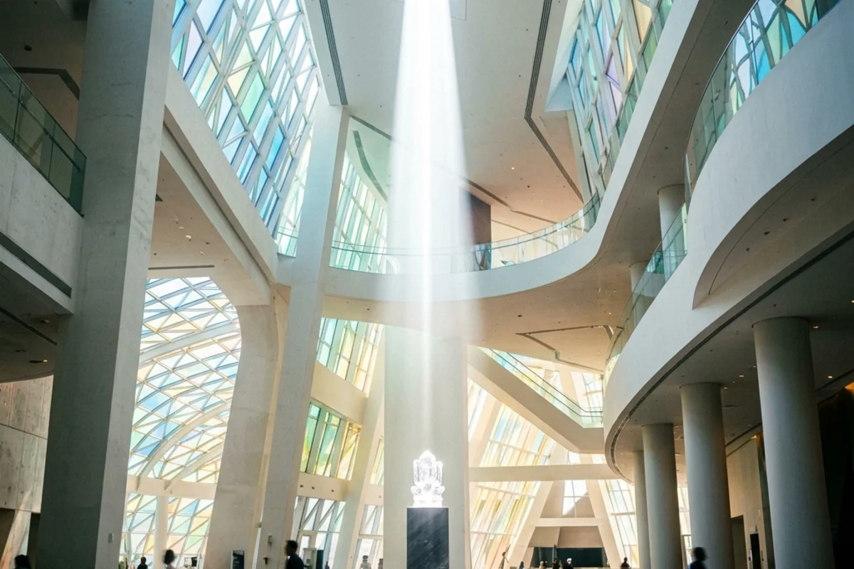 A diagram of a focused beam and a wide ambient light coexisting